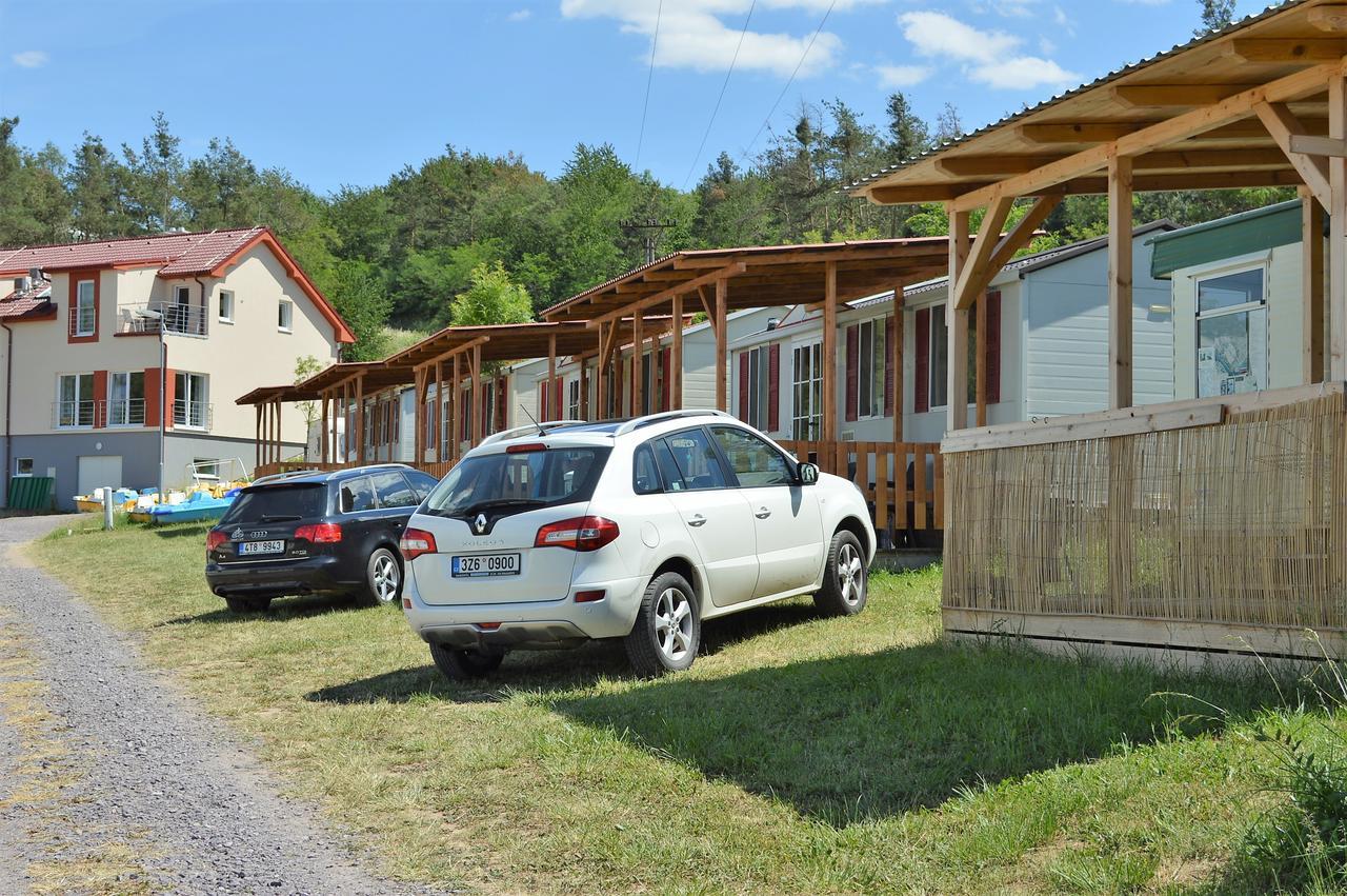 Mobilheimy U Prehrady Hotel Horni Dunajovice Bagian luar foto