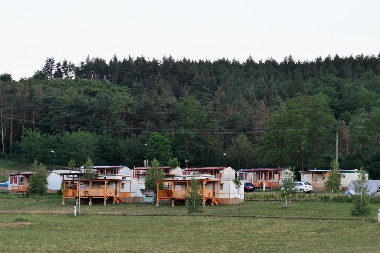 Mobilheimy U Prehrady Hotel Horni Dunajovice Bagian luar foto